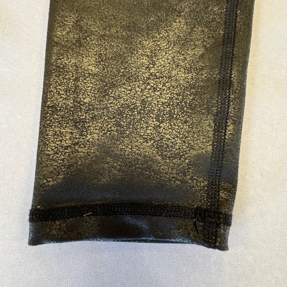 OFFLINE By Aerie Hugger Crackle Crossover Legging Black Size M - Picture 6 of 11